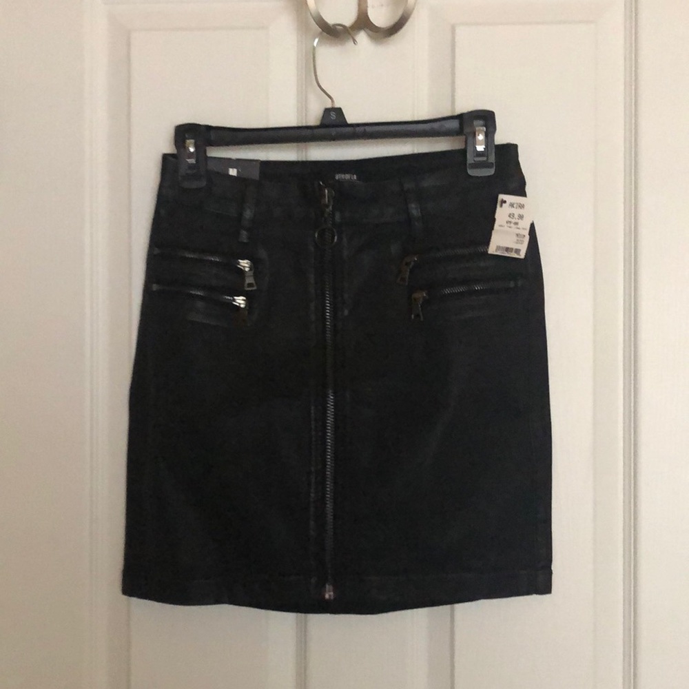 Black zipper front skirt, size M